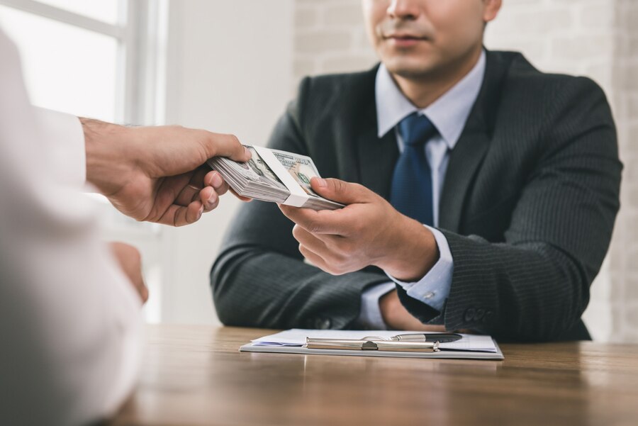 businessman-receiving-money-after-contract-signing_8087-1899
